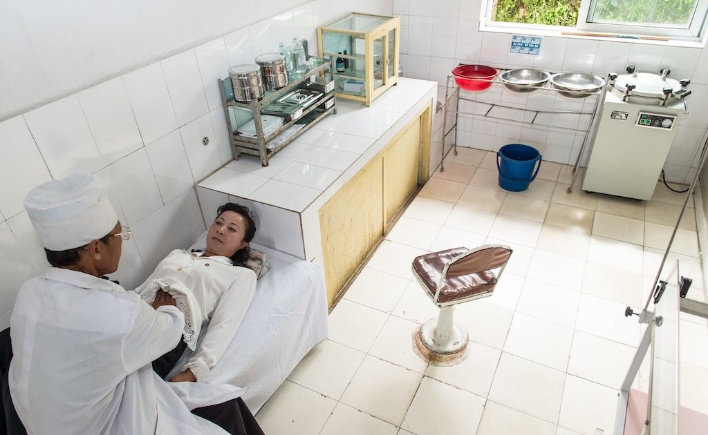 Northkorea, Wonsan, eine Reise durch das Land; 06.09.2012 bis 15.09.2012;
Arzt Un Ja Su mit Patientin in der Poliklinik bei der LPG Zun Zam Ni
