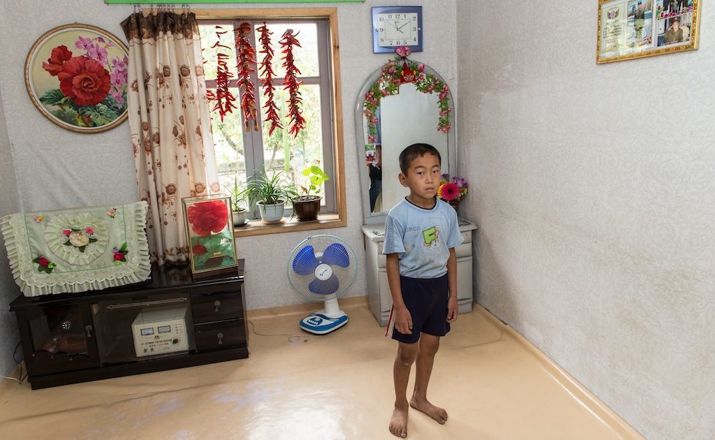 Northkorea, Wonsan, eine Reise durch das Land; 06.09.2012 bis 15.09.2012;
der kleine Junge Jun Hak Lyong (6 Jahre) wohnt bei der LPG Zun Zam Ni